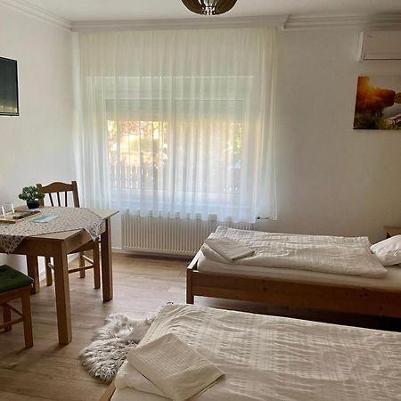 Airport Jazmin Guesthouse Vecses Exterior photo