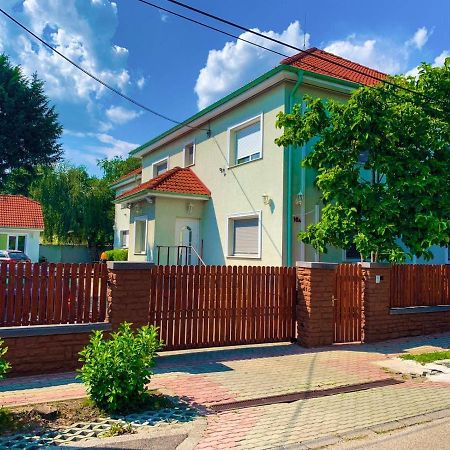 Airport Jazmin Guesthouse Vecses Exterior photo