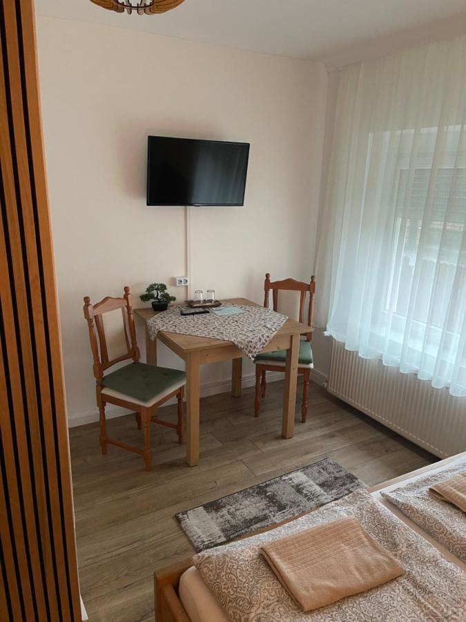 Airport Jazmin Guesthouse Vecses Exterior photo