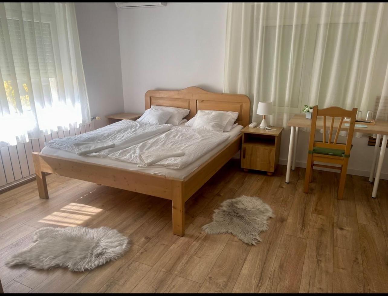 Airport Jazmin Guesthouse Vecses Exterior photo