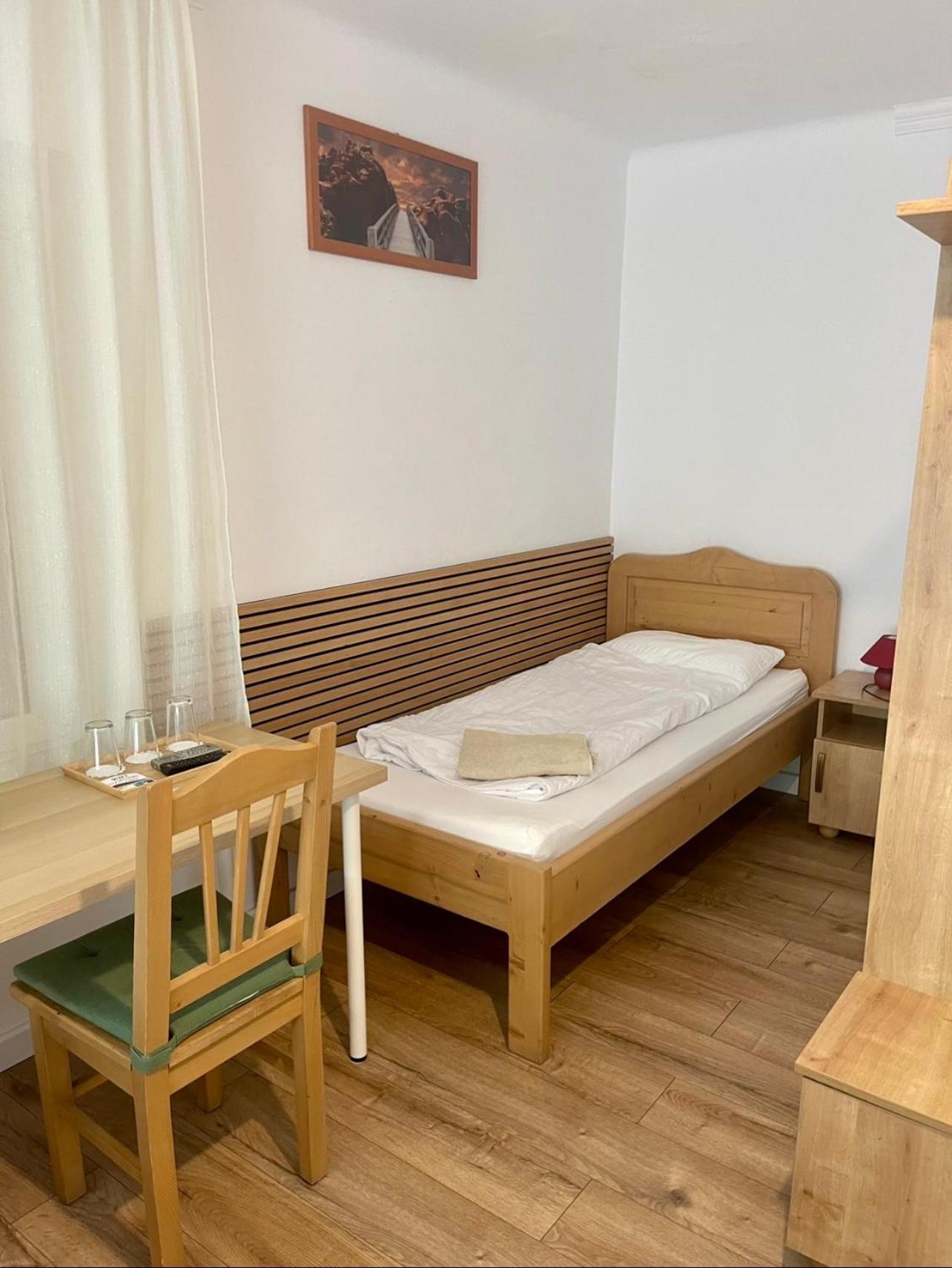 Airport Jazmin Guesthouse Vecses Exterior photo