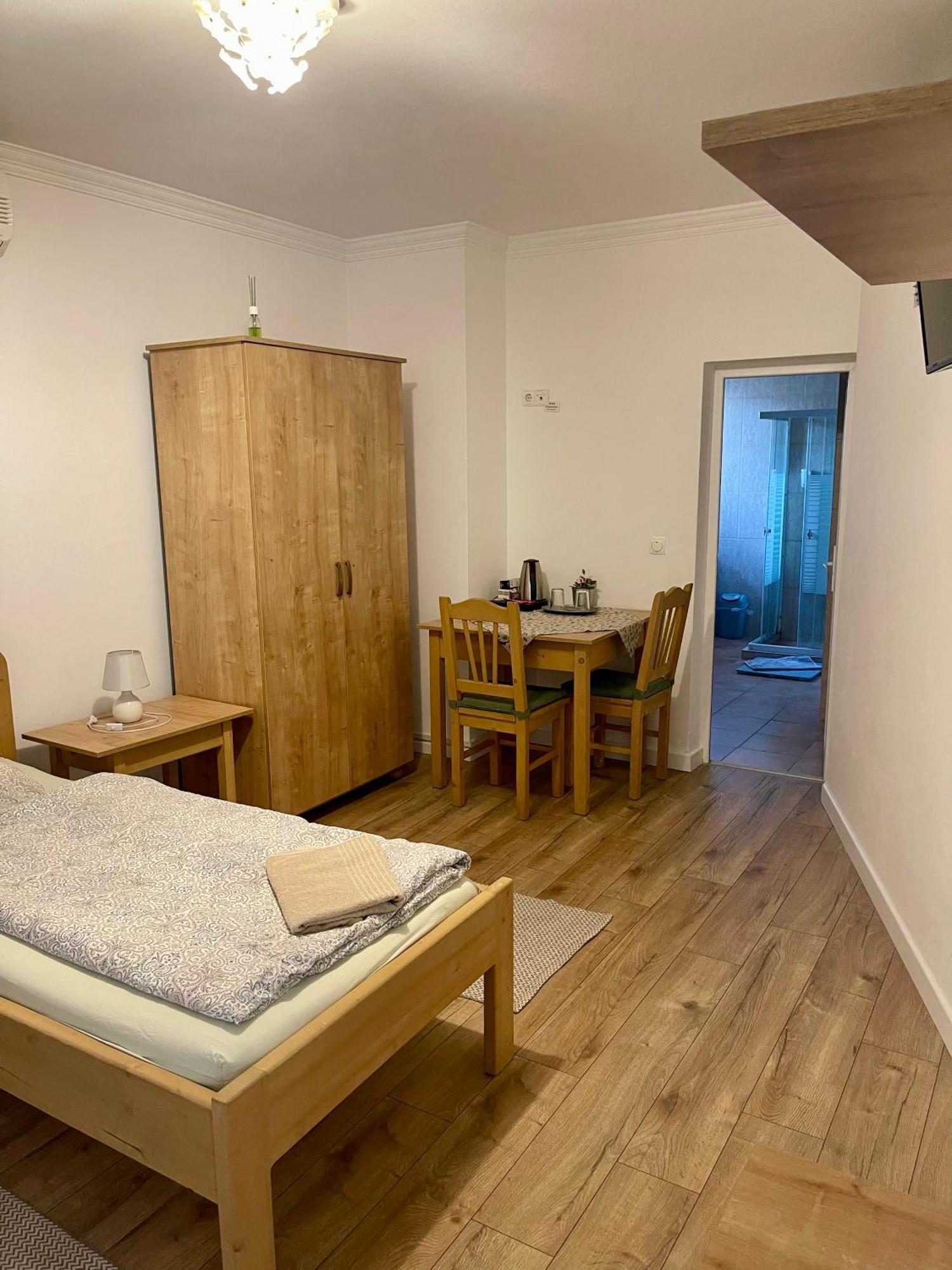 Airport Jazmin Guesthouse Vecses Exterior photo
