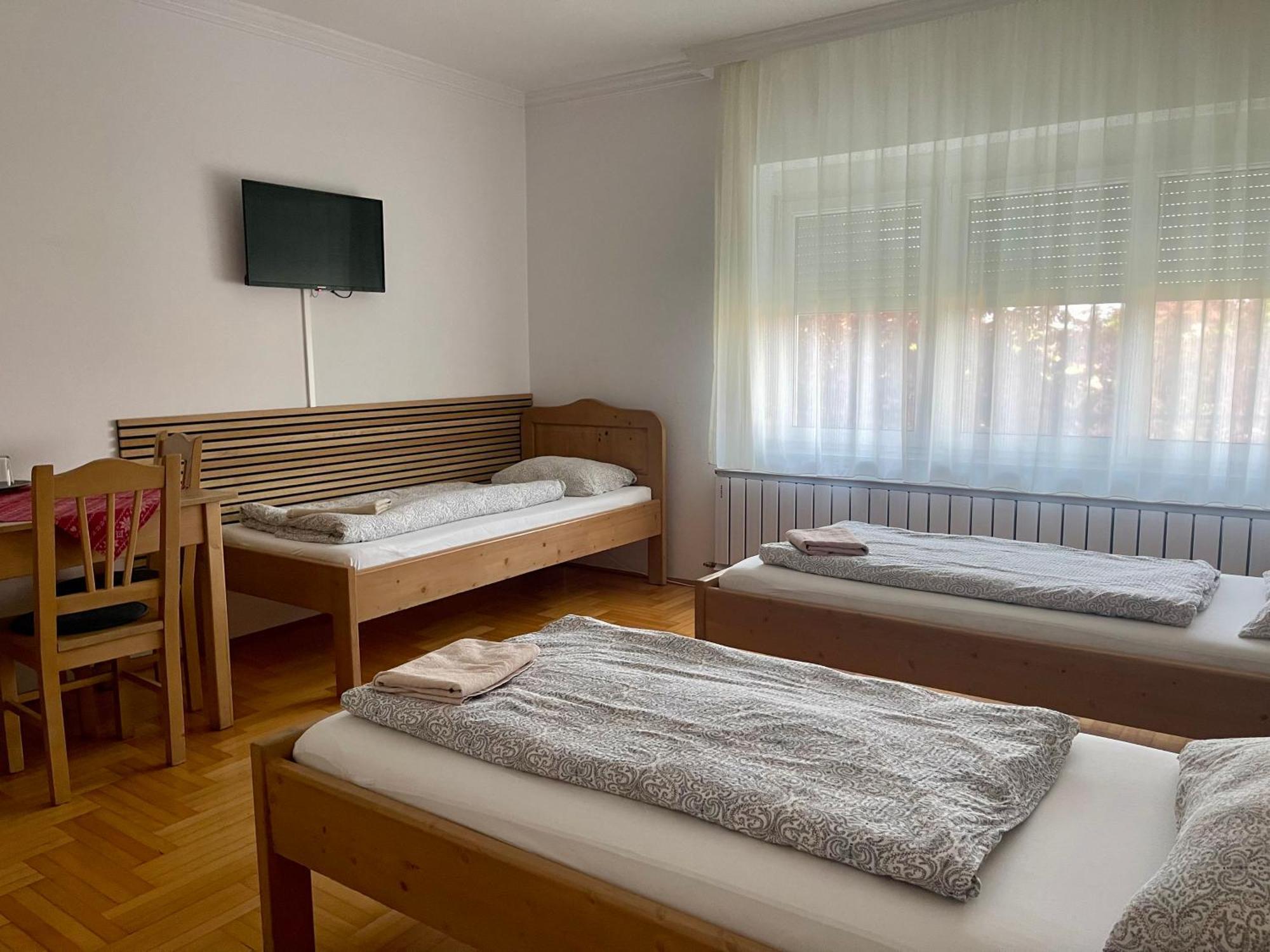 Airport Jazmin Guesthouse Vecses Exterior photo