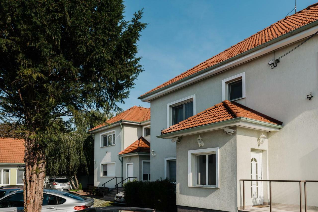 Airport Jazmin Guesthouse Vecses Exterior photo