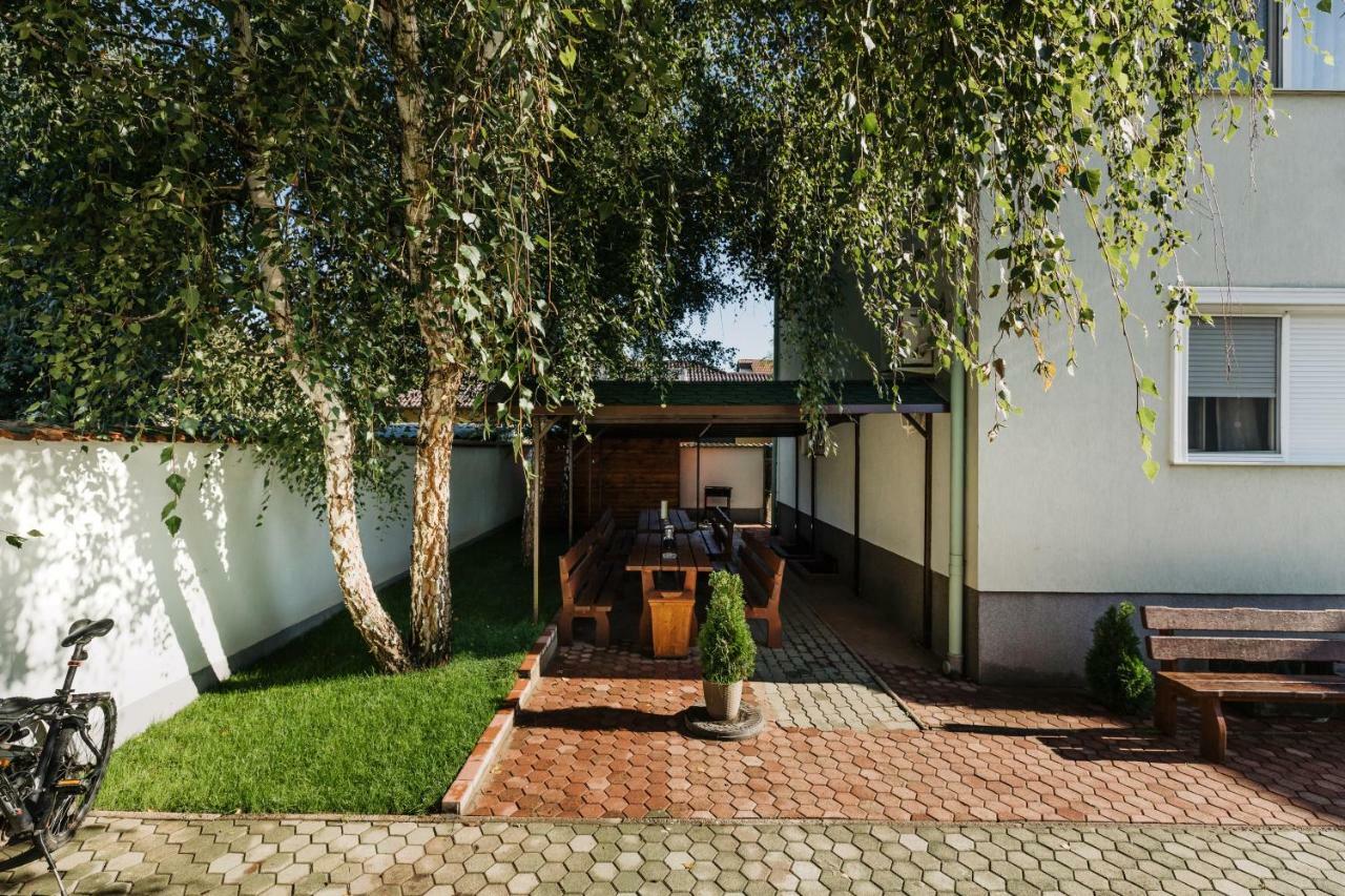 Airport Jazmin Guesthouse Vecses Exterior photo