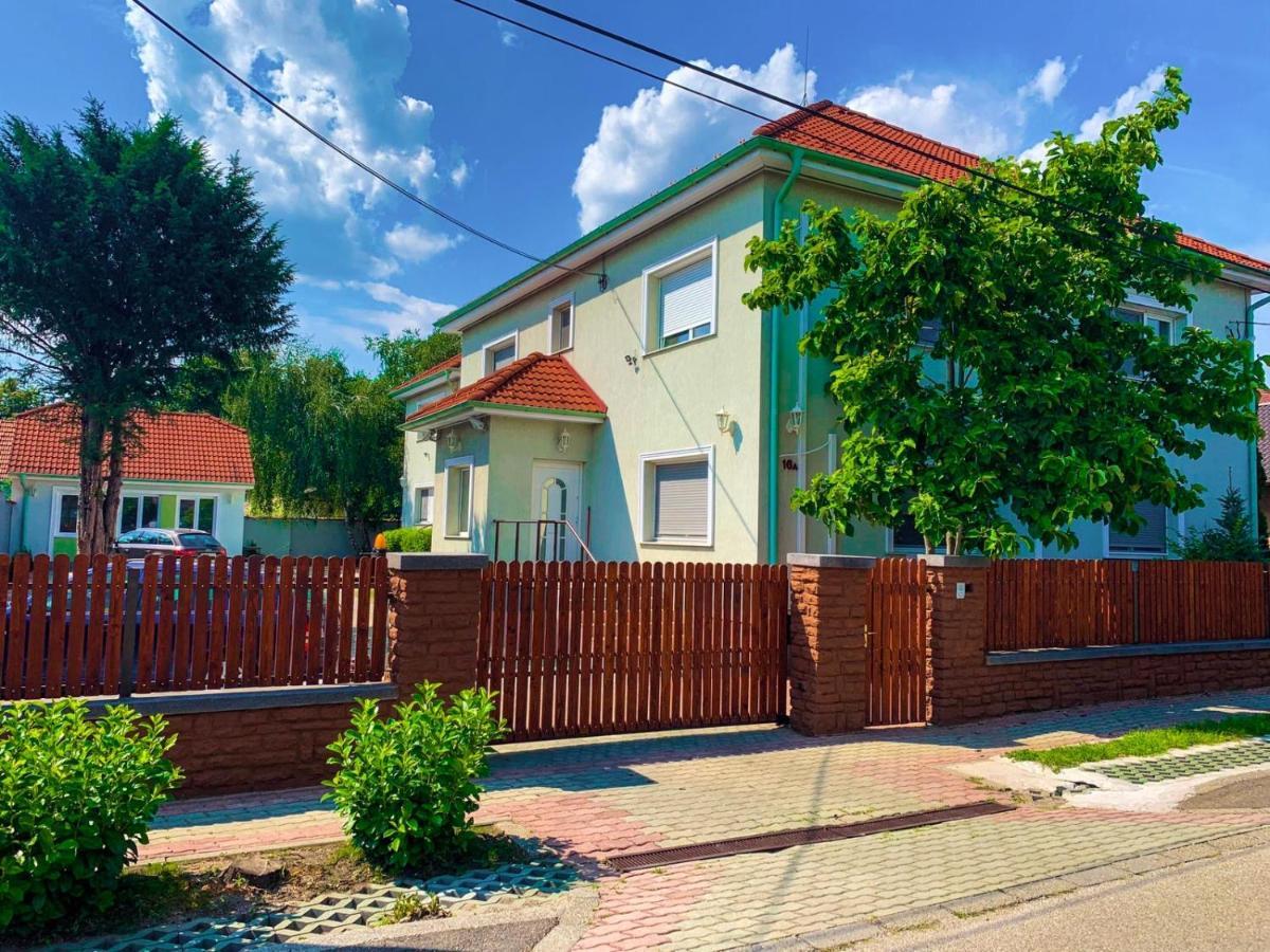 Airport Jazmin Guesthouse Vecses Exterior photo
